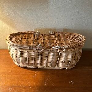 Vintage wicker medium basket with lid